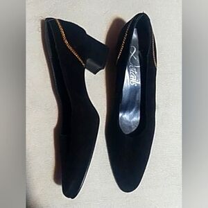 🛍️ BUNDLE ONLY 🛍️ DETAILS LADIES BLACK SUEDE HEELS W/GOLD CHAIN ACCENT